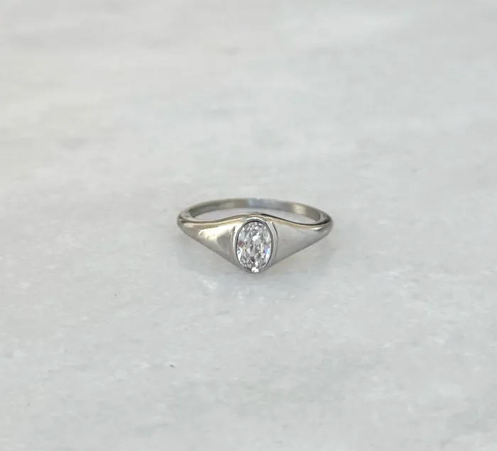 JEANIE SILVER OVAL SIGNET RING Mai Dsire Rings