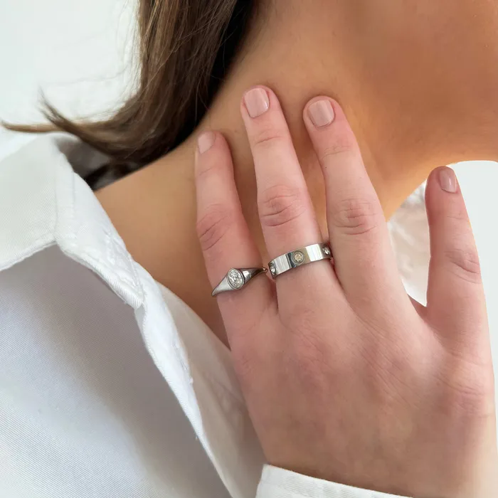 JEANIE SILVER OVAL SIGNET RING Mai Dsire Rings